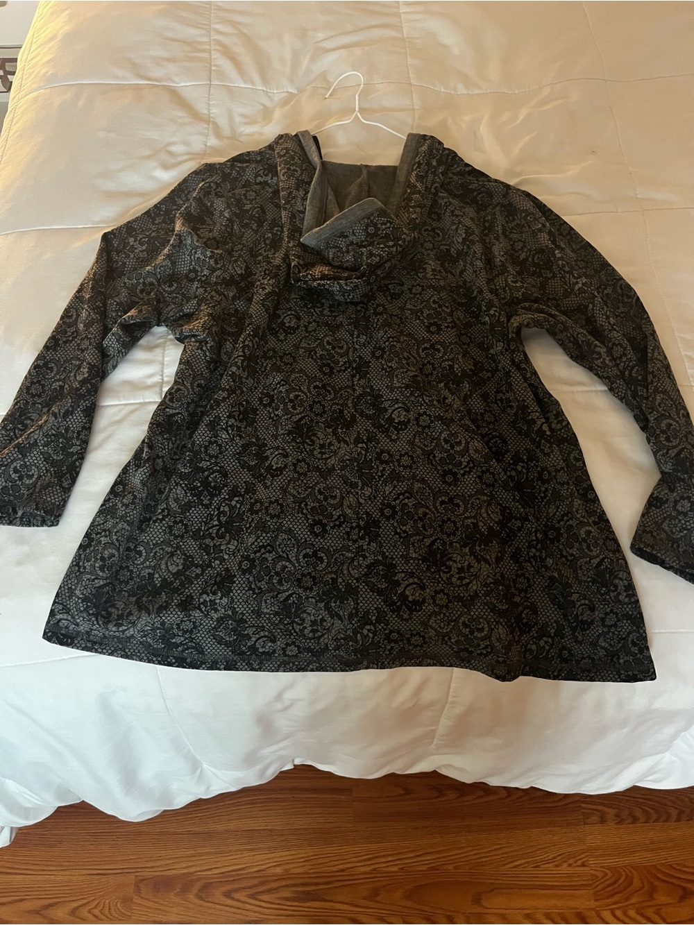 Livi Active Black and Gray Patterned Long Sleeve Hoodie Top